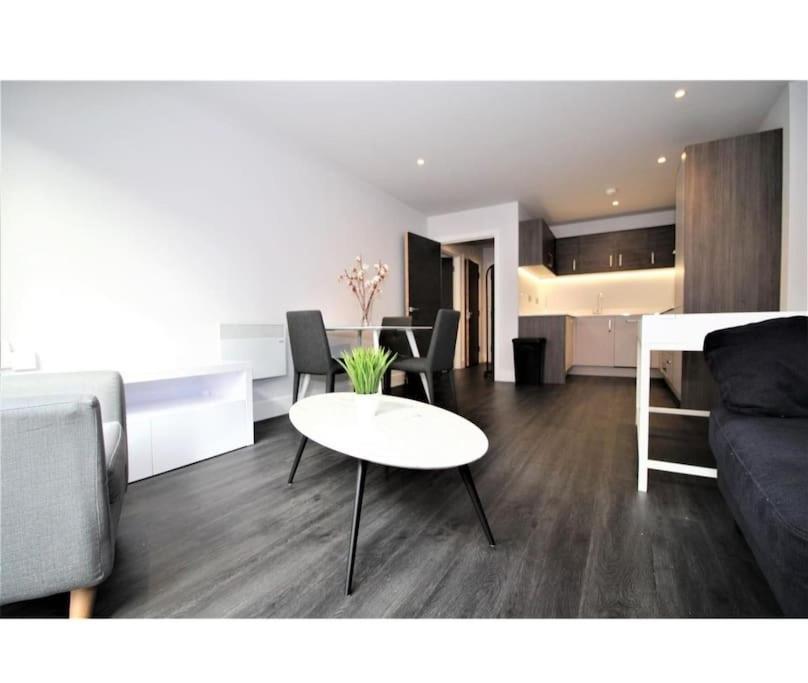 Rent Luxuri - Luxury 2 Bed Apartment Leicester Exterior photo